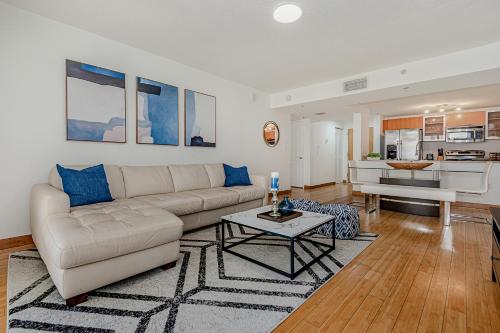 uma sala de estar com um sofá e uma mesa em Lovely condo with city & ocean views. Sleep up to 6 people! em Miami