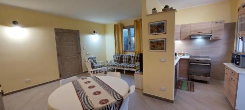 アウグスタにあるCasa di Rosaliaのキッチン、リビングルーム(白いテーブル付)
