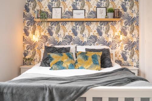 um quarto com uma cama com papel de parede floral em Vibrant City Centre Living em Aberdeen