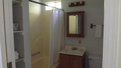 Kylpyhuone majoituspaikassa Twin Lakes Inn