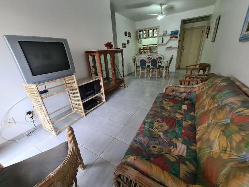 Televisyen dan/atau pusat hiburan di MODERN Apartamentos Enseada Guarujá