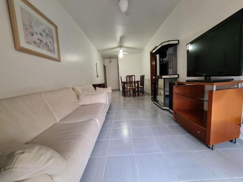 Televisyen dan/atau pusat hiburan di MODERN Apartamentos Enseada Guarujá