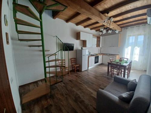 維泰博的住宿－L'Acero di STALL，带沙发和桌子的客厅以及厨房。