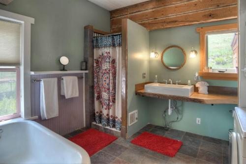 ein Badezimmer mit einer Badewanne und einem Waschbecken in der Unterkunft Hilltop House in Creede