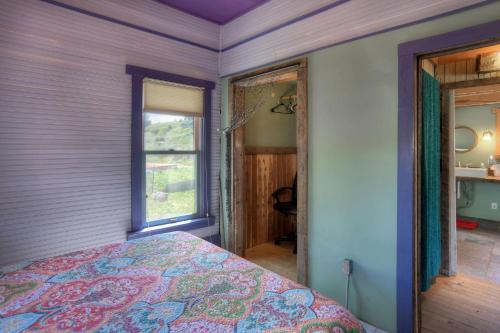 Schlafzimmer mit einem Bett und einem Fenster in der Unterkunft Hilltop House in Creede