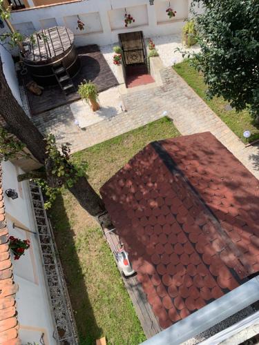 una vista aérea de un techo de una casa en anastasia 3, en Mediaş