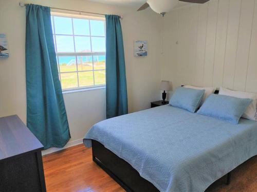 Postel nebo postele na pokoji v ubytování Melbourne Beach Ocean Front house on 1.2 acres