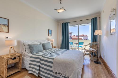 1 dormitorio con cama y ventana grande en Atlantic Ocean View Apartment, en Funchal