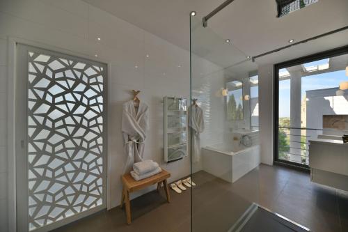ein Bad mit einer ebenerdigen Dusche und einer Glastür in der Unterkunft Monte Alta in Salon-de-Provence