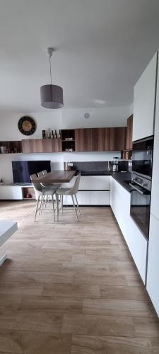 cocina con mesa y sillas en una habitación en La maison de Florina en Milán