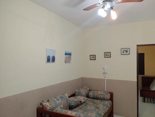 a living room with a couch and a ceiling fan at Apartamento 5 no Condominio Marina V in Ubatuba