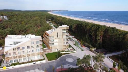 - une vue aérienne sur un bâtiment à côté d'une plage dans l'établissement Apartamenty Świnoujście - Bałtycki, à Świnoujście