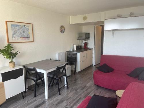 un petit salon avec une table et un canapé dans l'établissement Studio au pied des pistes 4 pers, Alpes Le Corbier, au Corbier