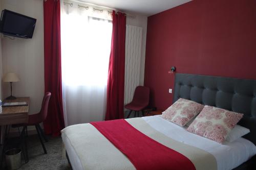 Cama o camas de una habitación en Logis Hôtel Emeraude