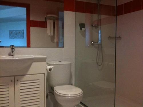 Ett badrum på Allegra GSP Sport Center