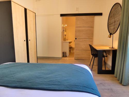 Cama o camas de una habitación en Logis Hôtel Emeraude