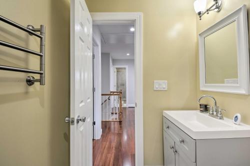 חדר רחצה ב-Spacious DC Family Home 6 Mi to Capitol Hill