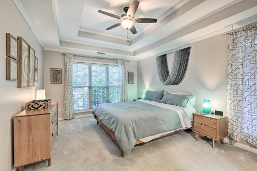 um quarto com uma cama e uma ventoinha de tecto em Fayetteville Retreat with Hot Tub and Fenced Yard em Fayetteville