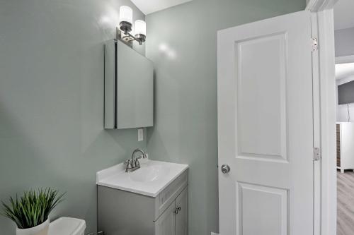 La salle de bains est pourvue d'un lavabo et de toilettes. dans l'établissement DC Guesthouse with Fire Pit 6 Mi to Ivy City!, à Washington