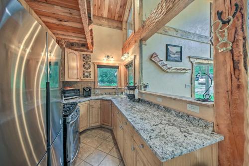 Dapur atau dapur kecil di Pet-Friendly Eureka Getaway with Mountain Views
