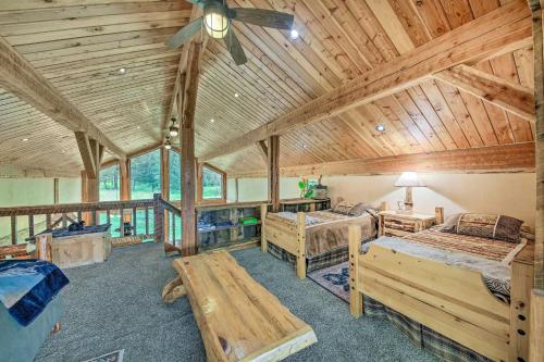 Katil atau katil-katil dalam bilik di Pet-Friendly Eureka Getaway with Mountain Views