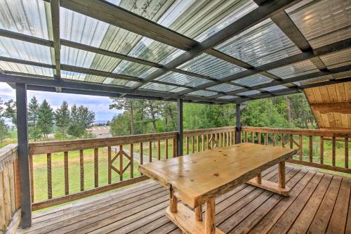 Balkoni atau teres di Pet-Friendly Eureka Getaway with Mountain Views