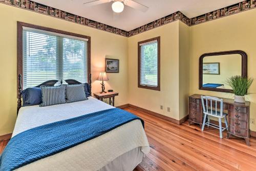 un dormitorio con una cama y un espejo en Waterfront Home with Shared Dock on Okatie River, en Bluffton