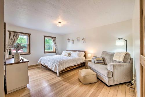 een slaapkamer met een bed, een bank en een stoel bij Hidden Hollow Family Home with Mod Interior! in Dundee