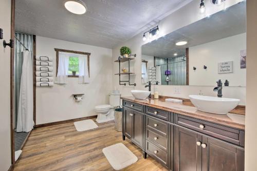 een badkamer met 2 wastafels en een toilet bij Hidden Hollow Family Home with Mod Interior! in Dundee