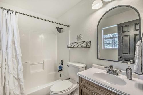 Ένα μπάνιο στο 4 Mi to Dtwn Ruidoso Cabin with Deck and Game Room!