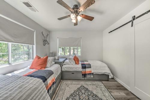 Χώρος καθιστικού στο 4 Mi to Dtwn Ruidoso Cabin with Deck and Game Room!