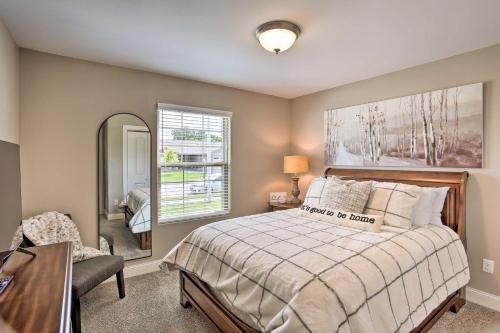 1 dormitorio con cama, escritorio y espejo en Rapid City Home with Patio Less Than 5 Mi to Downtown!, en Rapid City