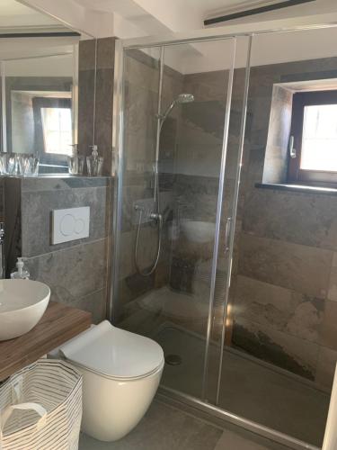La salle de bains est pourvue d'une douche, de toilettes et d'un lavabo. dans l'établissement Rifugio S.Caterina alle 5 Terre, à Riccò del Golfo di Spezia