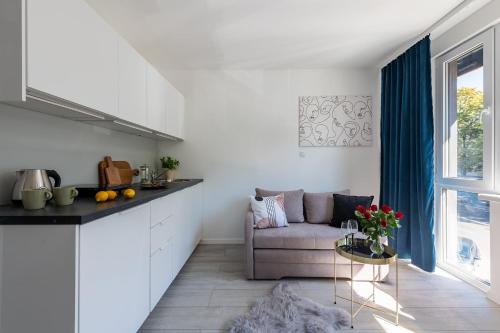 Posezení v ubytování Batorego 220 - 450m stacja metra Pola Mokotowskie, 800m Biblioteka Narodowa - 20m piękny park Pola Mokotowskie - 800m do SGH - Wifi - Smart TV - Good Apartments
