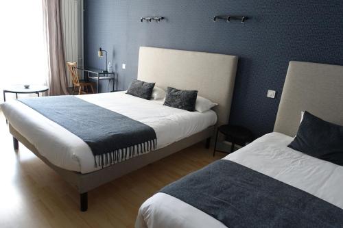 Cama o camas de una habitación en Logis Hôtel Emeraude