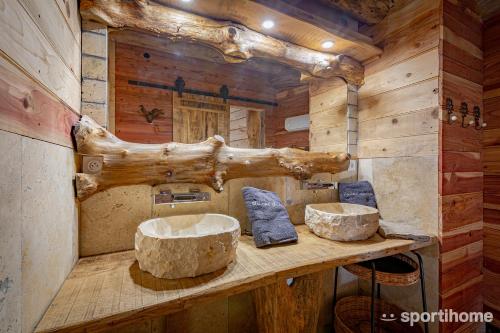Crouy-sur-Cosson的住宿－Le Cul de Loup，小木屋内的原木主题浴室