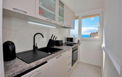 Cozy Apartment In Makarska With Wifi