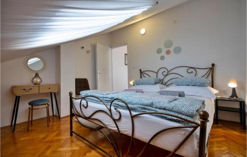 Cozy Apartment In Makarska With Wifi