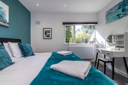 1 dormitorio con cama y escritorio en Hawton Crescent Wollaton Large Home with 4 Bedrooms Sleeps 8 People en Nottingham