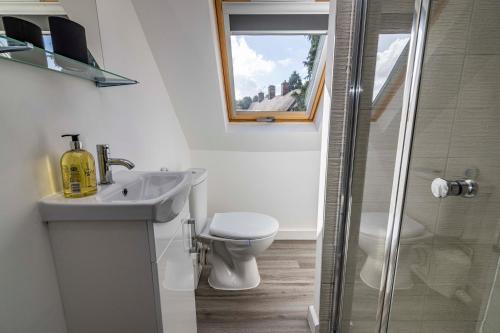 a bathroom with a toilet and a sink and a shower at Hawton Crescent Wollaton Large Home with 4 Bedrooms Sleeps 8 People in Nottingham