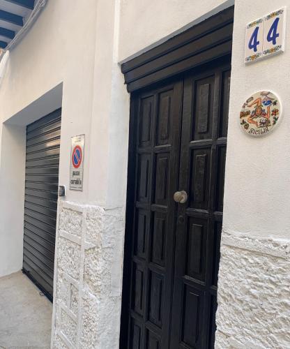 a black door on the side of a building at Casa Marconi in Aragona