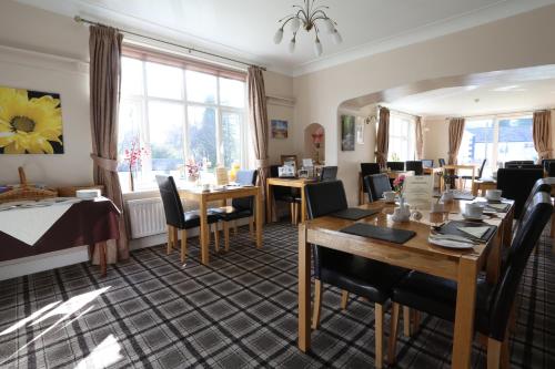 uma sala de jantar com mesa e cadeiras em Dalegarth Guesthouse Portinscale em Keswick