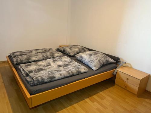 - un lit avec 2 oreillers dans l'établissement Ferienwohnung in der Kulturhauptstadt, à Essen