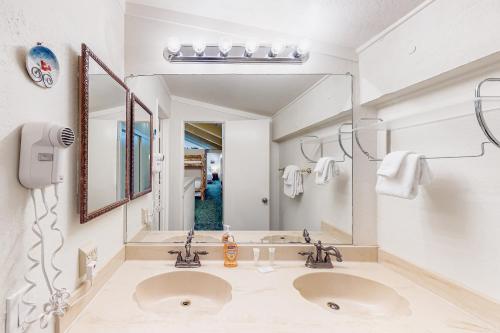 a bathroom with two sinks and a large mirror at Mammoth Ski & Racquet 30 in Mammoth Lakes