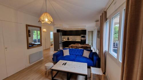 un salon avec un canapé bleu et une table dans l'établissement superbe apartment close croisette kha5, à Cannes