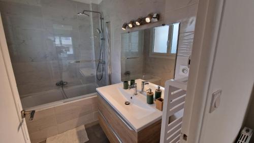 une salle de bain avec un lavabo et une douche dans l'établissement superbe apartment close croisette kha5, à Cannes