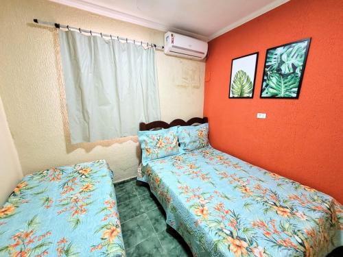 ein kleines Schlafzimmer mit einem Bett und einem Fenster in der Unterkunft House Maraca in Ipojuca