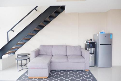 Χώρος καθιστικού στο Time suite- Bizloft 1 Karawaci