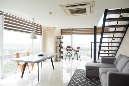 Χώρος καθιστικού στο Time suite- Bizloft 1 Karawaci