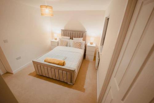 a small bedroom with a bed and two lamps at Willow Heights Modern 5-7 Persons/3 Bed Detached in Rotherham